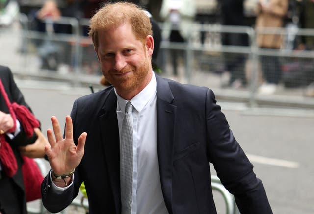 <p>El príncipe Harry, duque de Sussex, saluda a su llegada a los Tribunales Reales de Justicia, en el centro de Londres, el 7 de junio de 2023</p>