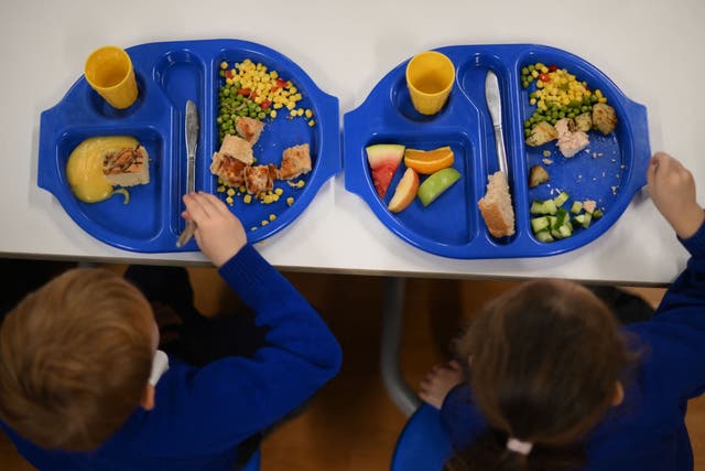 <p>Un grupo de niños almuerzan durante un receso en la Escuela Primaria St Mary’s, en el sur de Londres</p>