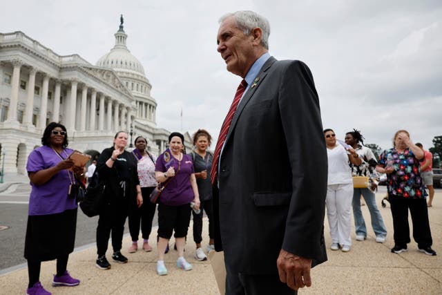 <p>El congresista demÃ³crata Lloyd Doggett se reÃºne con miembros del Sindicato Internacional de Empleados de Servicios en Washington D. C. el 5 de junio. El 2 de julio se convirtiÃ³ en el primer congresista demÃ³crata en funciones en pedir a Joe Biden que abandone la contienda presidencial</p>