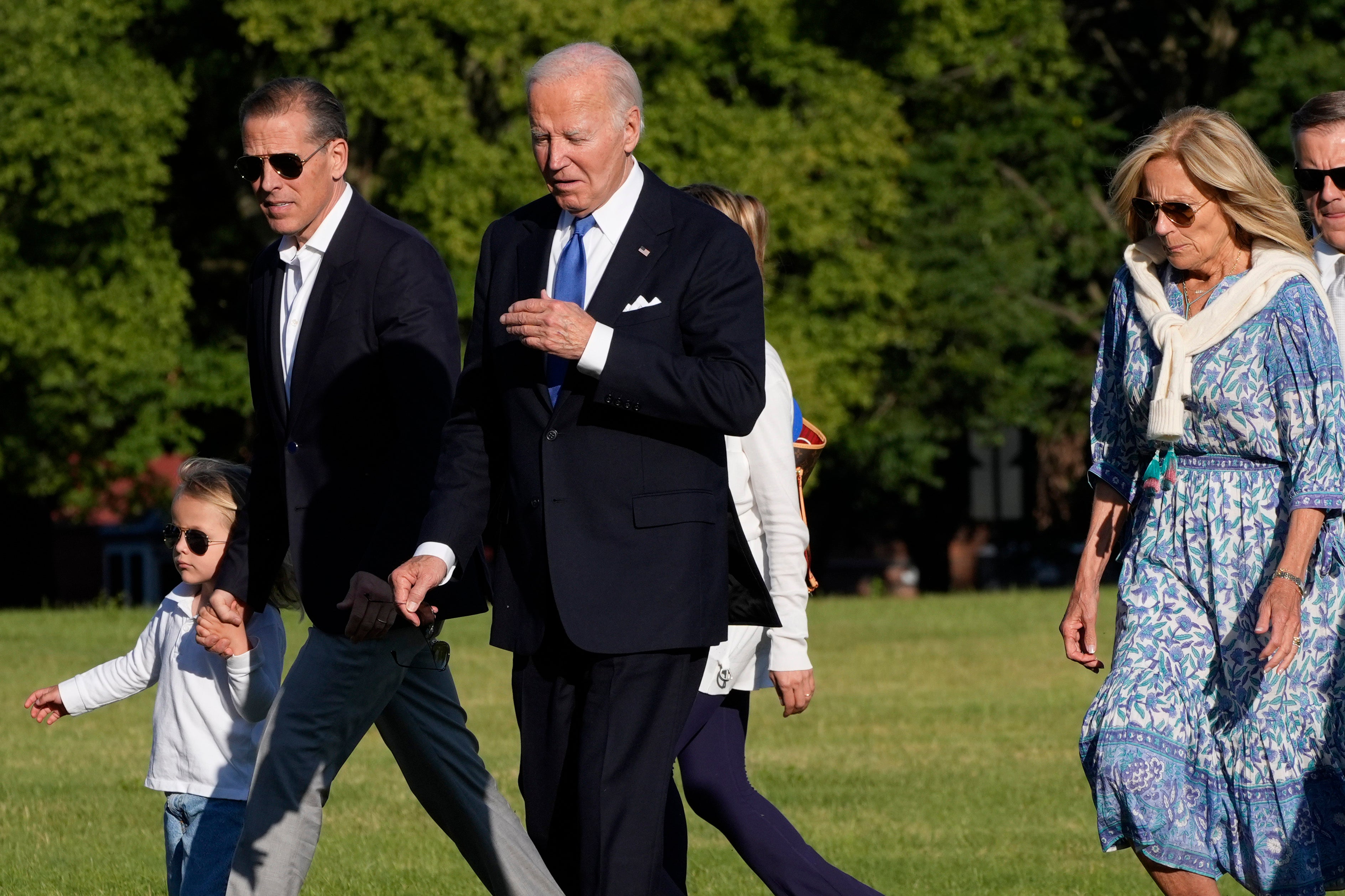 El presidente de EE. UU. Joe Biden y su familia regresan a Washington D. C. el 1° de julio luego de una estadía en la residencia presidencial Camp David. En los días posteriores, Biden hijo ha estado presente en varias reuniones y llamadas telefónicas entre el presidente y algunos de sus asesores
