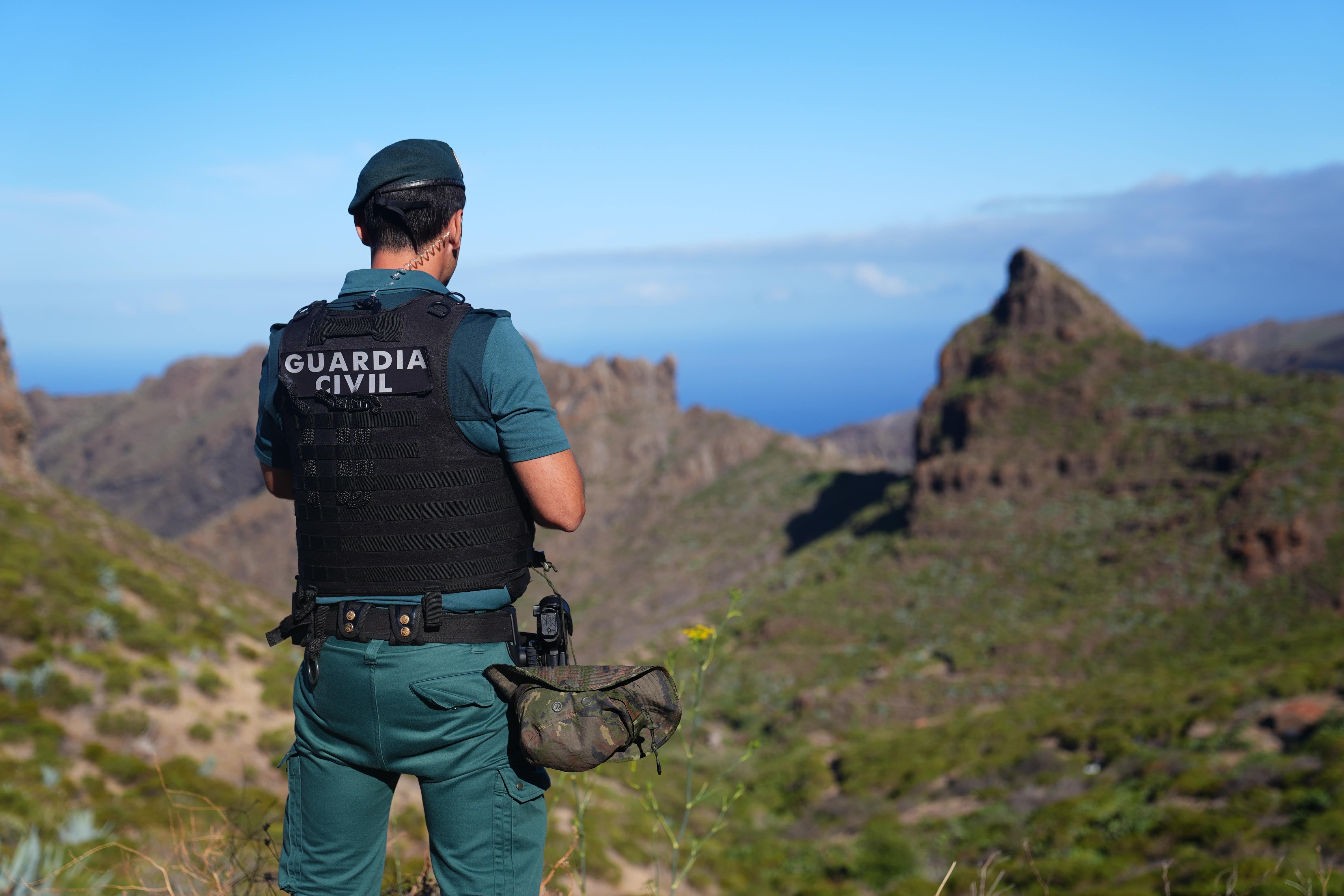 Un agente de policía español observa el pueblo de Masca, Tenerife, durante la búsqueda de Slater