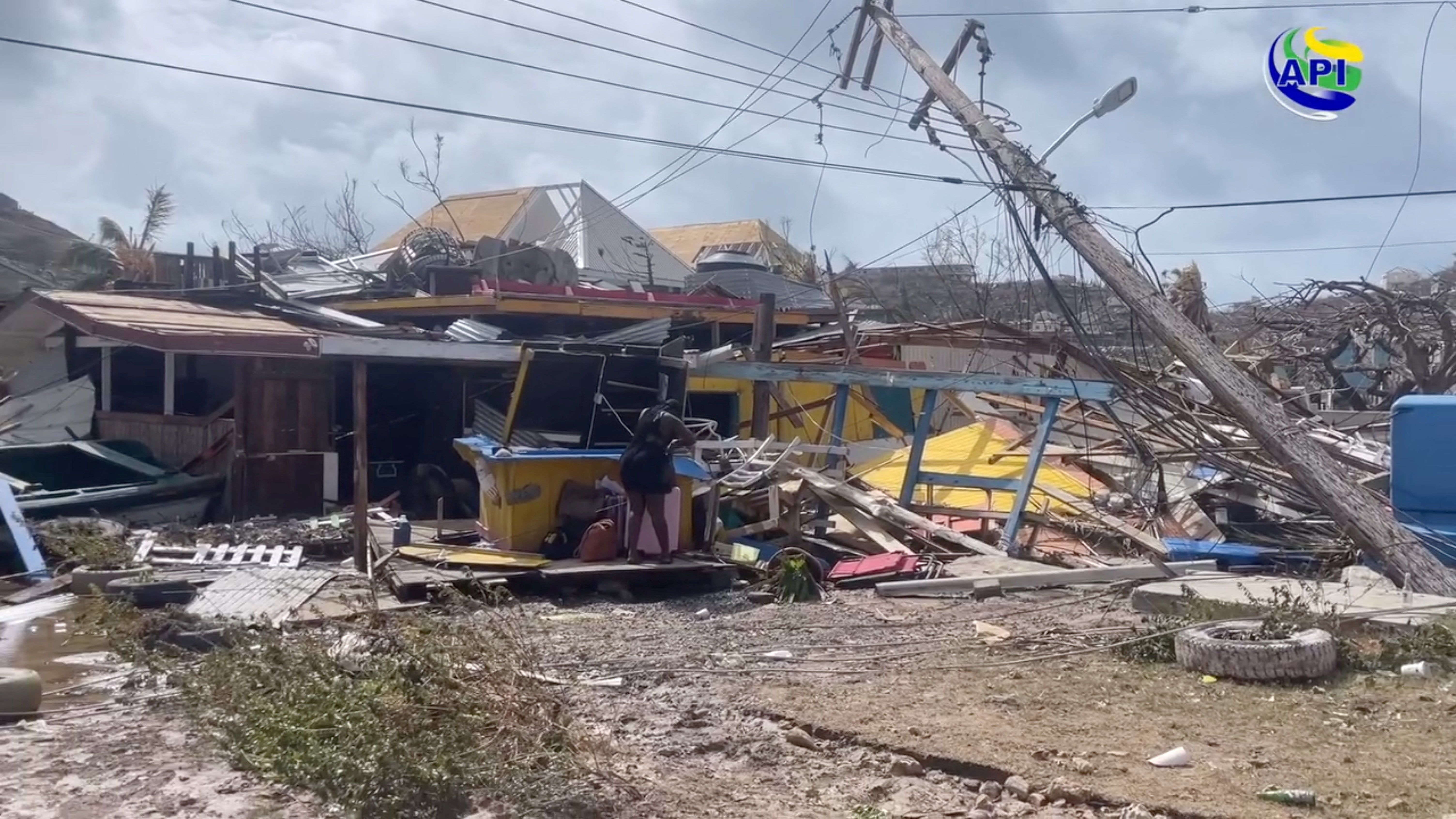 Una persona queda varada entre los escombros en Union Island, que forma parte de San Vicente y las Granadinas, tras el paso del huracán Beryl