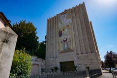 Obispo aplaza decisión sobre mosaicos de exjesuita en Lourdes pero se muestra a favor de su retirada