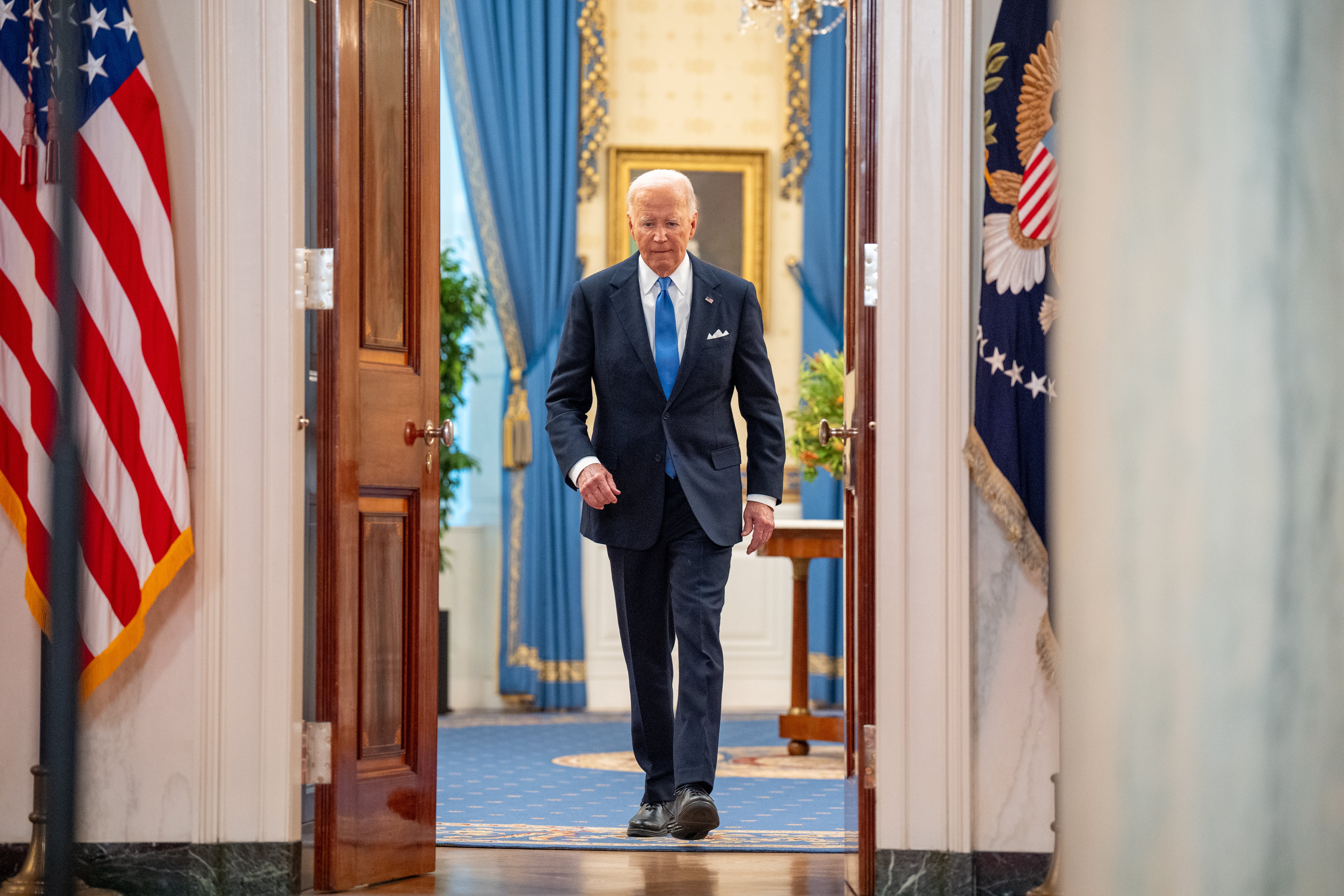 El presidente Joe Biden se prepara para pronunciar un discurso en la Casa Blanca el 1 de julio