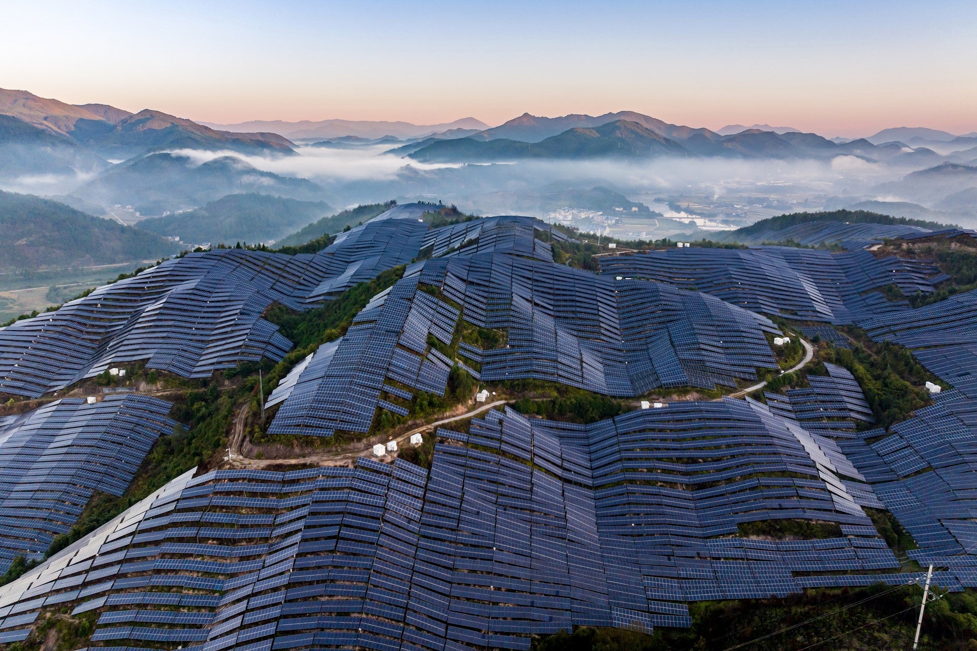 En China, se han instalado plantas capaces de generar más de 600 GW de energía solar para aprovechar las áreas montañosas y desérticas que se encuentran deshabitadas