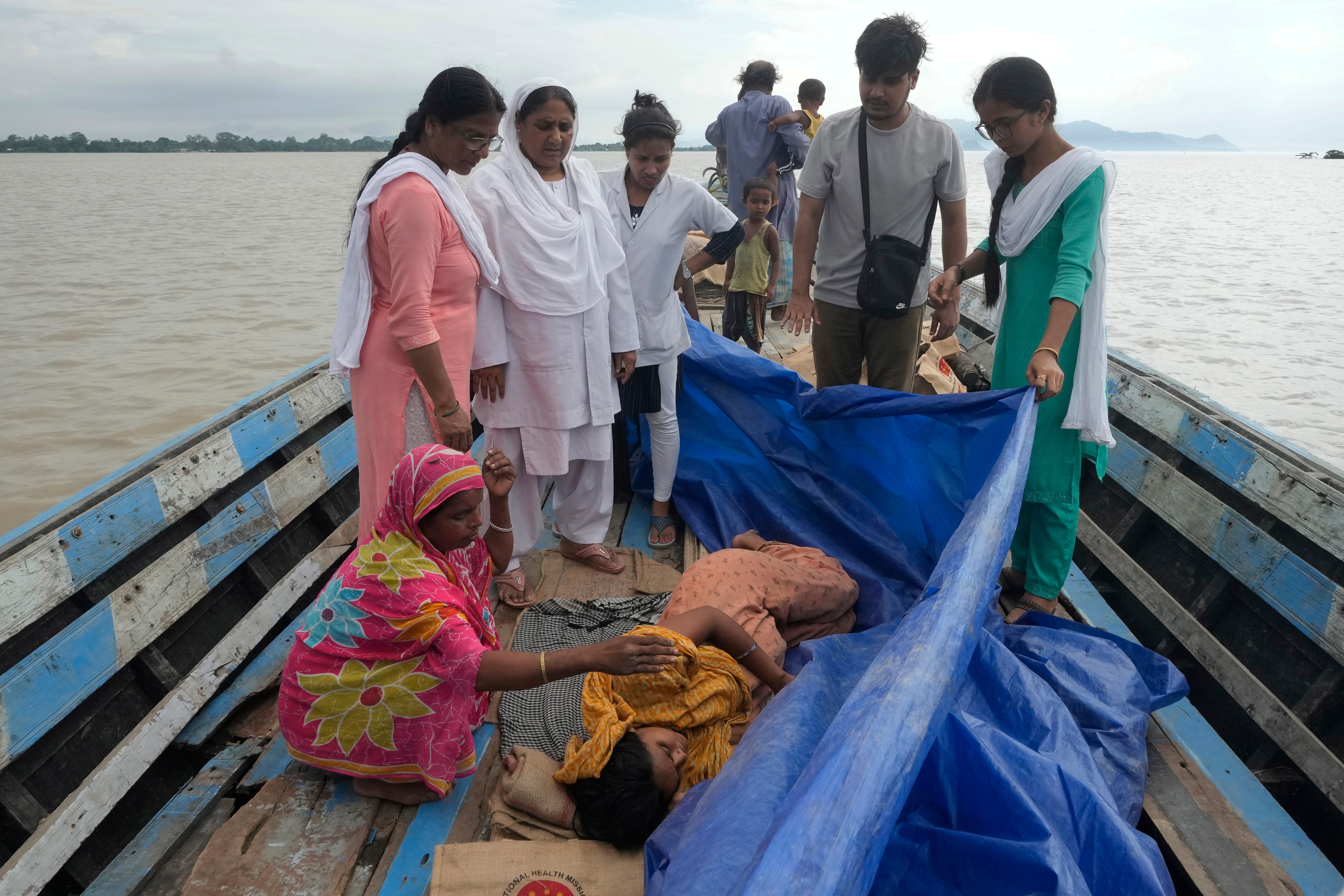 INDIA-INUNDACIONES-BEBÉ
