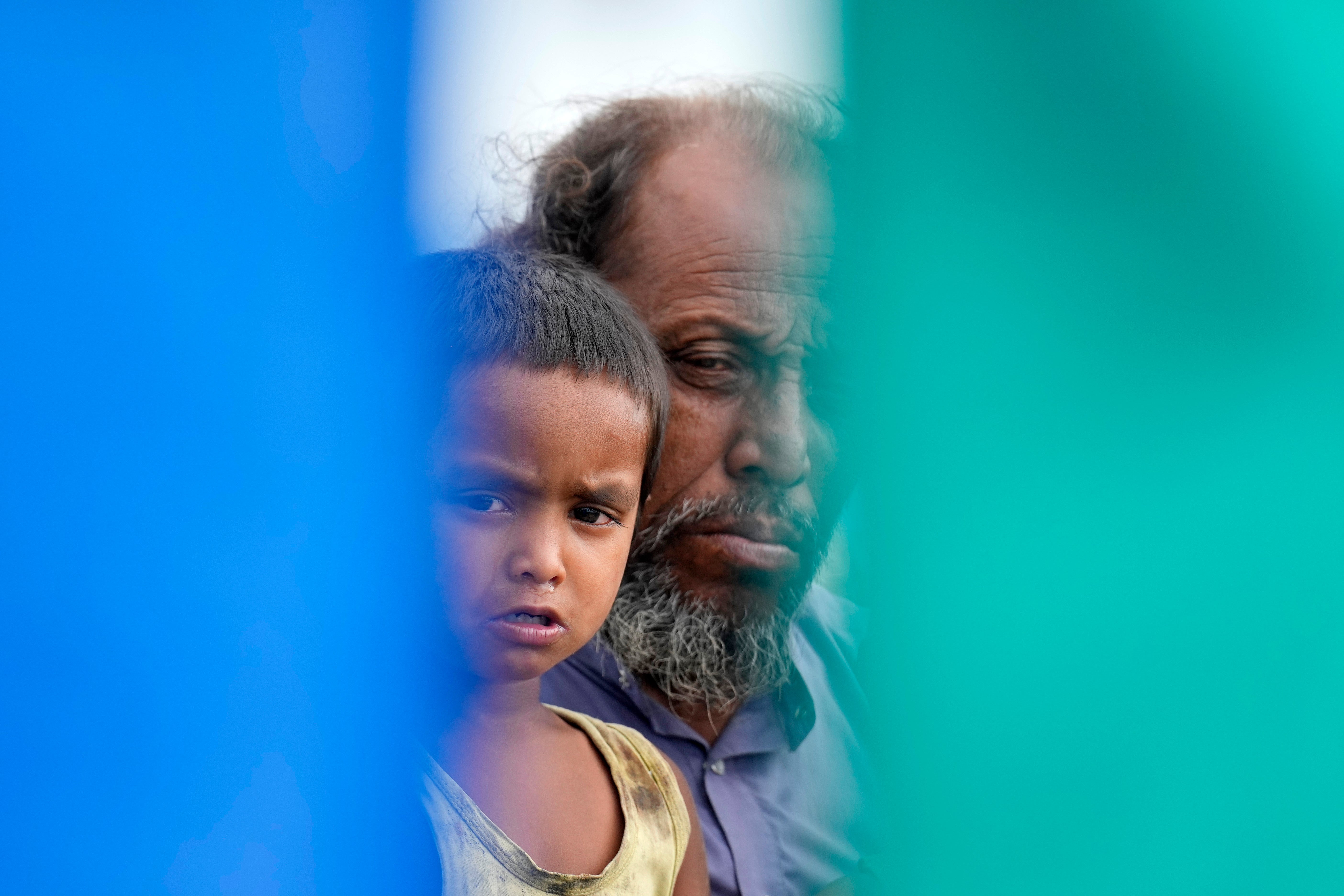 INDIA-INUNDACIONES-BEBÉ
