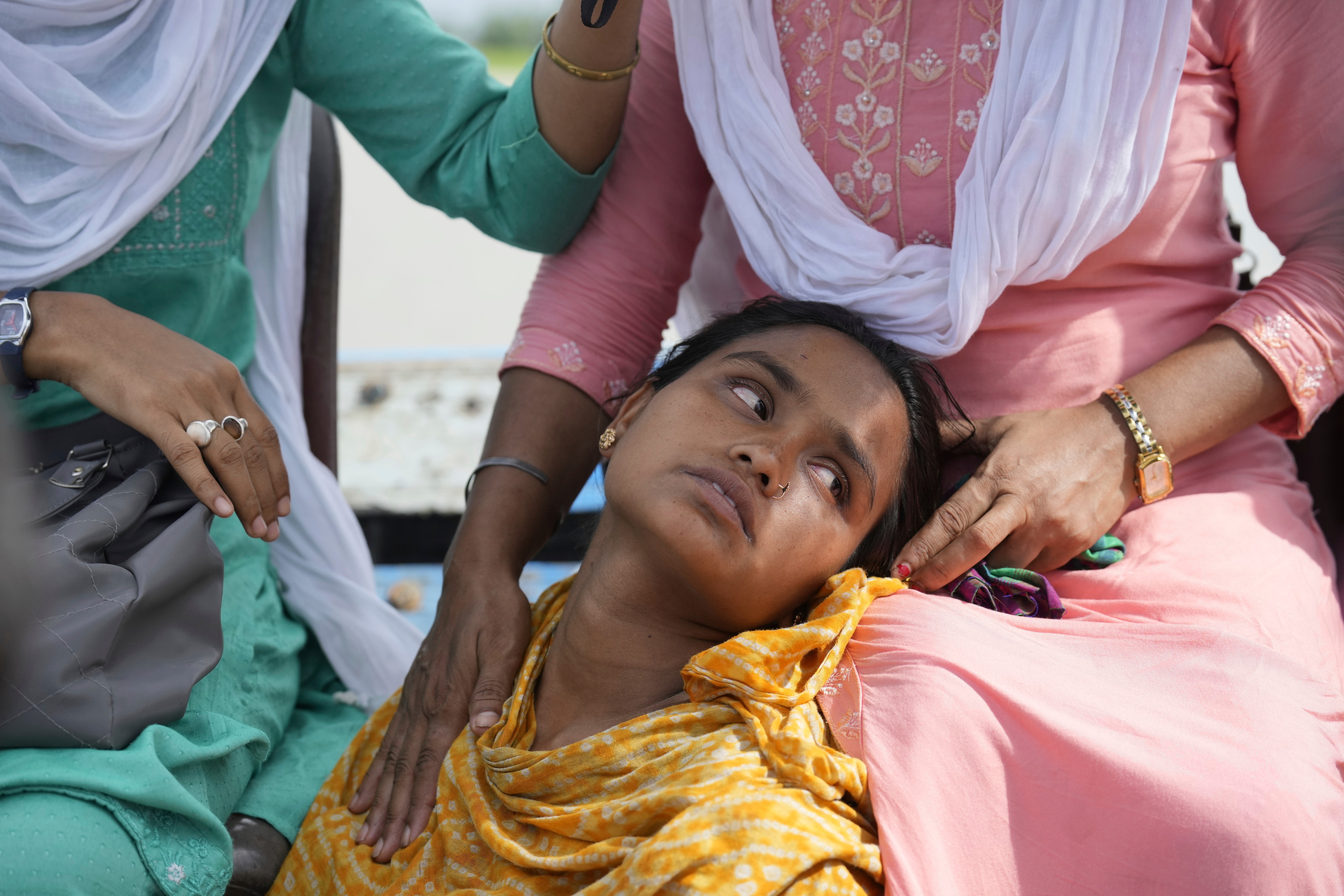 INDIA-INUNDACIONES-BEBÉ