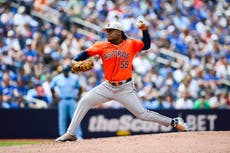 Dubón rompe el empate, Peña pega cuadrangular y Astros vencen 5-3 a Azulejos