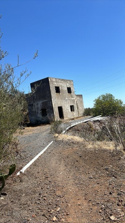 Fahim se encontró una construcción de dos pisos