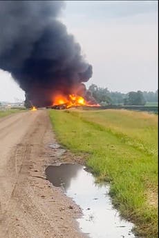 Se descarrilan e incendian vagones que transportaban materiales peligrosos en Dakota del Norte