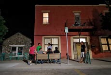 Texas sigue investigando a grupos de ayuda a migrantes en la frontera pese a orden judicial