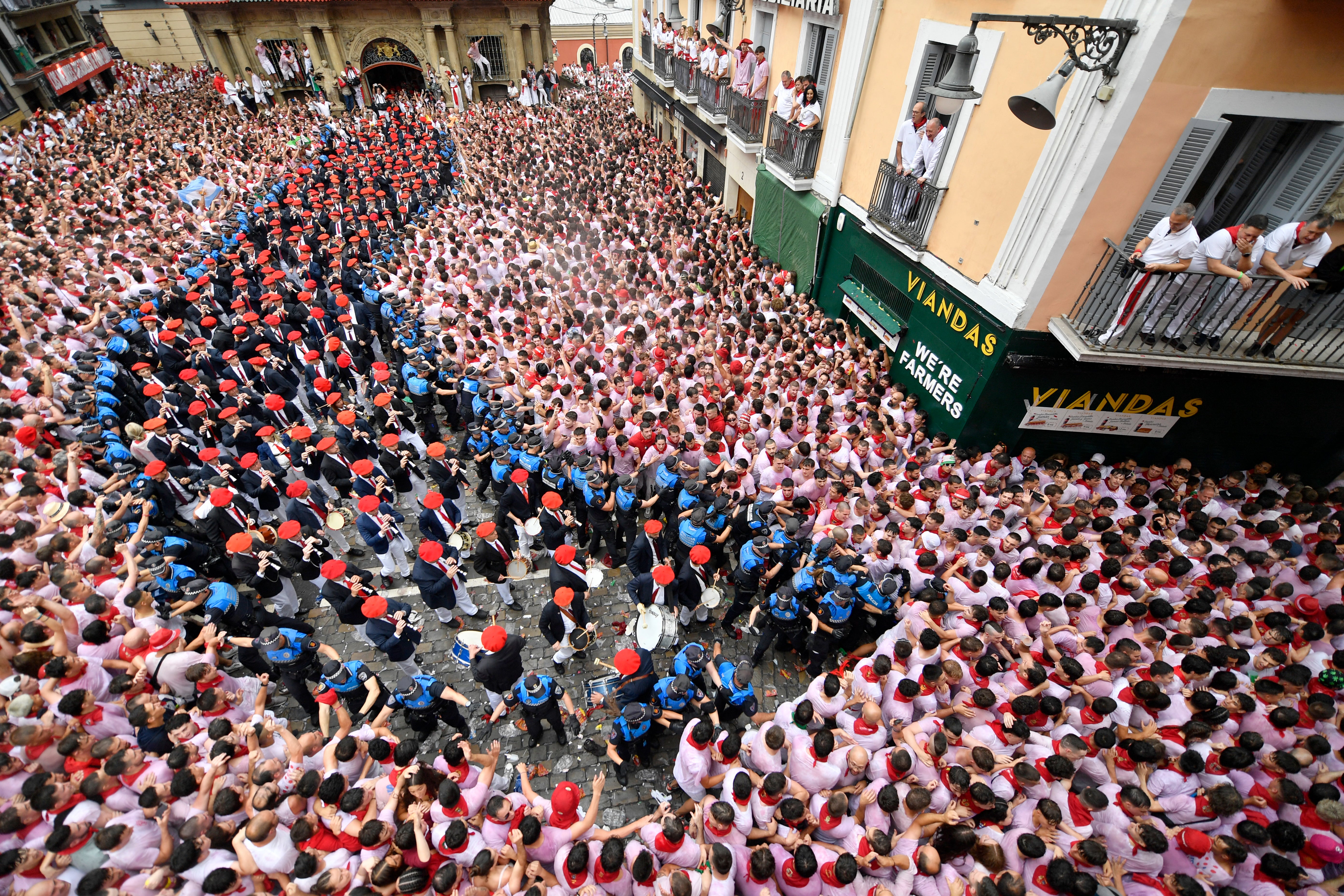 La banda municipal de música la “Pamplonesa” toca durante el “Chupinazo” (el cohete que se lanza el día 6 de julio inaugurar las fiestas de San Fermín) ante el Ayuntamiento de Pamplona