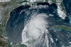 La costa de Texas se prepara para impacto de Beryl; la tormenta podría recuperar fuerza de huracán