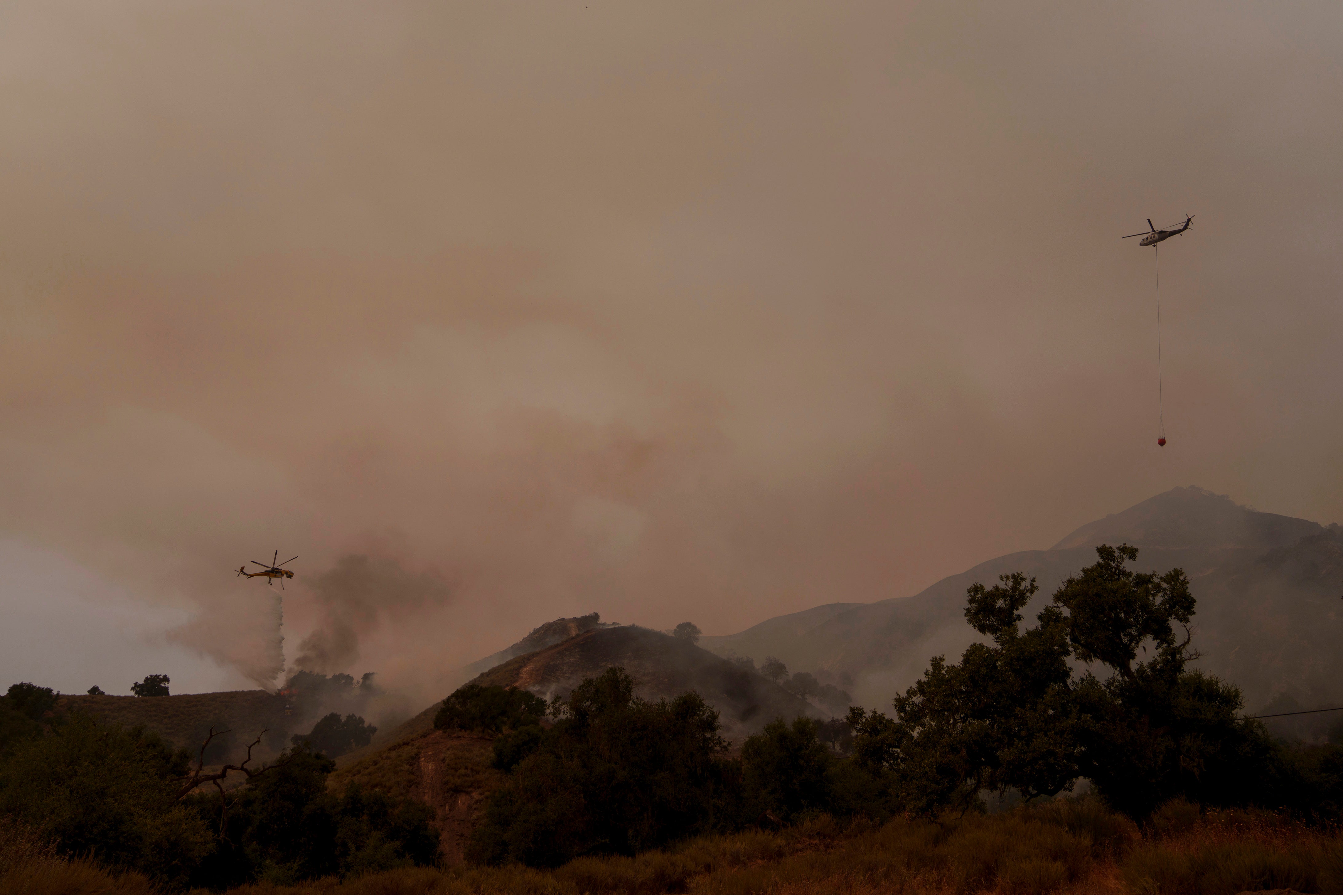 Helicópteros arrojan agua sobre el incendio, que está devastando el condado de Santa Bárbara. Las autoridades dicen que solo el 8 por ciento del fuego está contenido