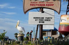 Beryl se acerca a Texas, donde se espera que impacte tras recuperar fuerza de huracán