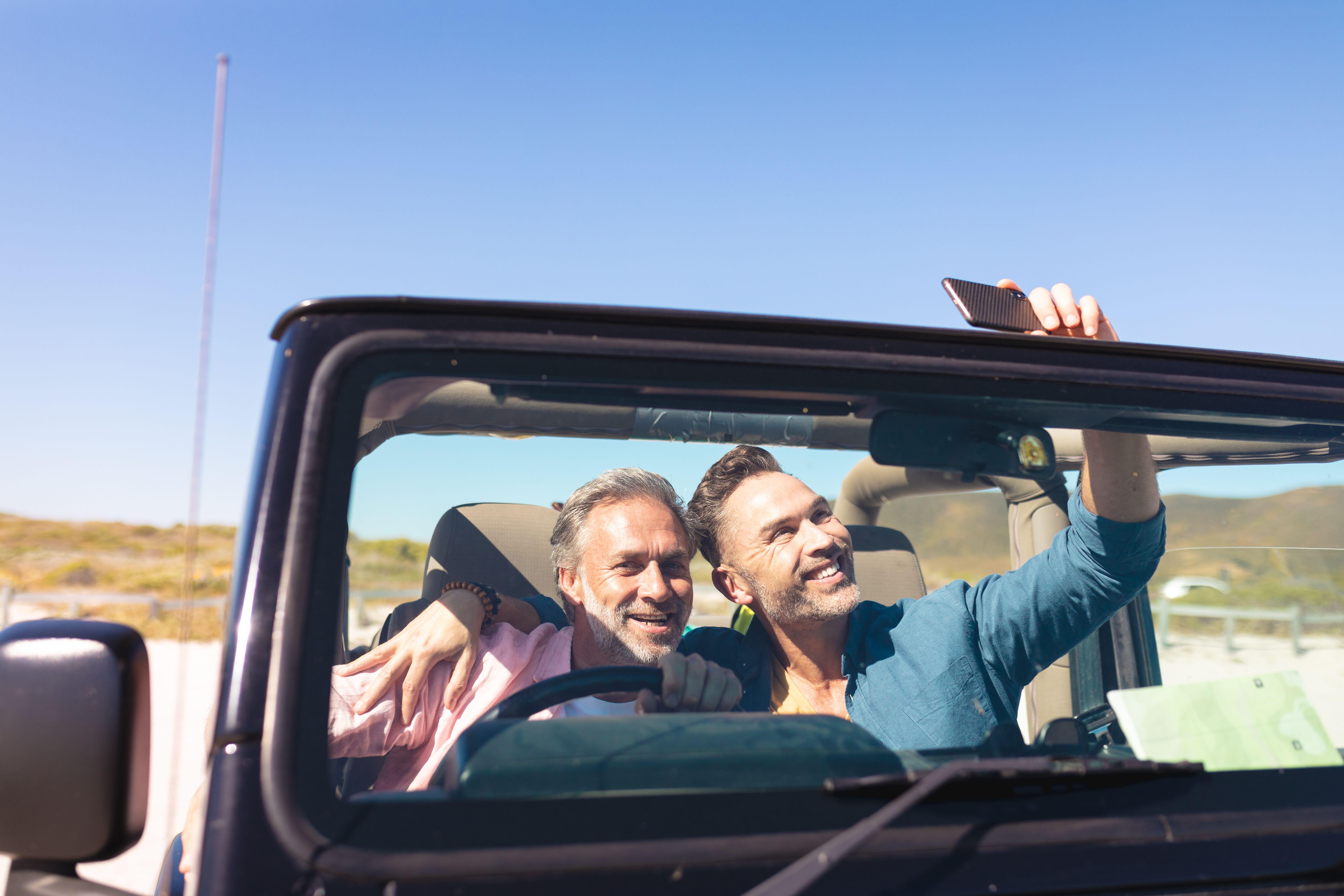 Pareja sonríe y se toma una selfi