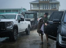 Beryl recupera la fuerza de huracán en su avance hacia la costa de Texas