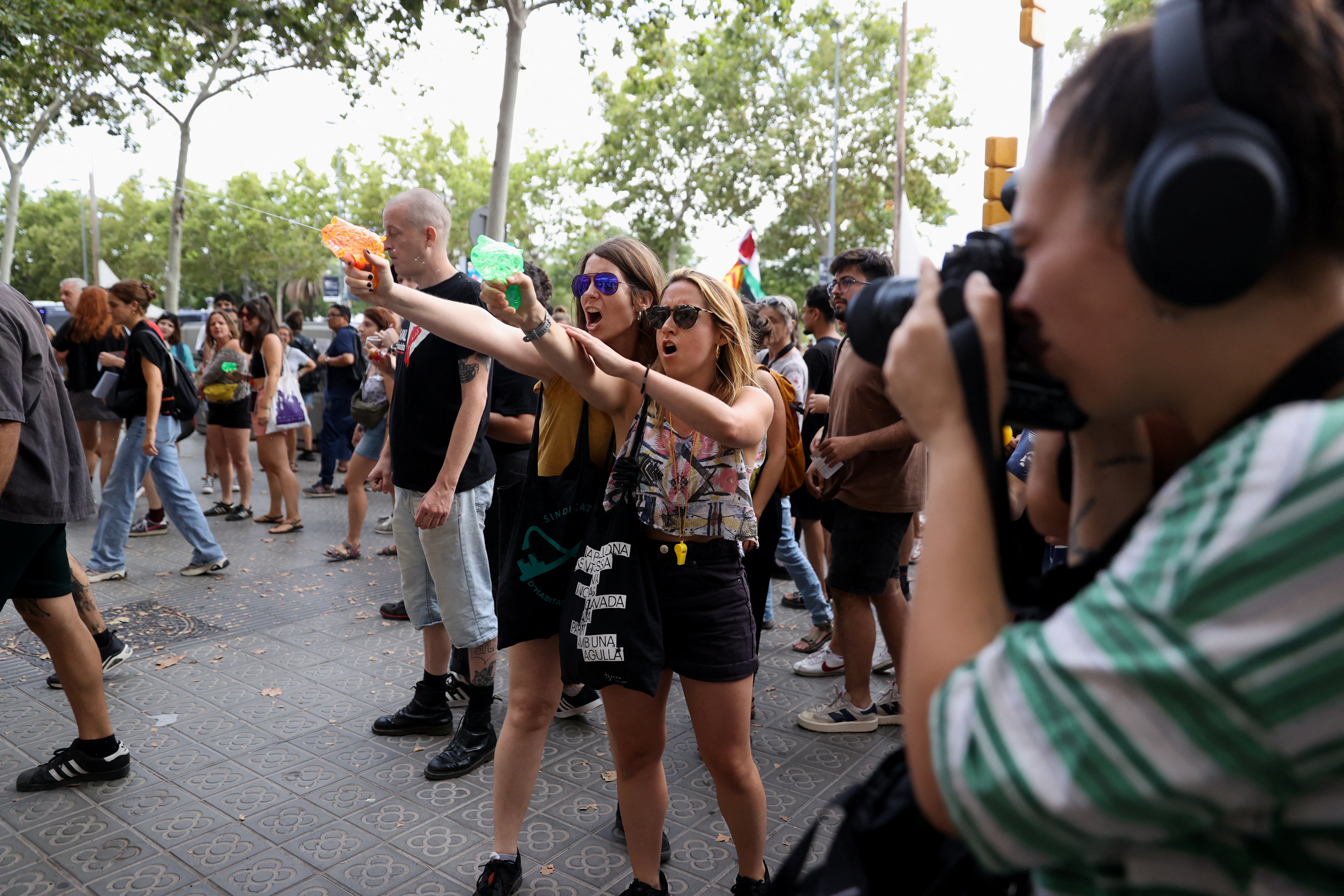 Una multitud de casi 3.000 personas se manifiesta contra la afluencia de turistas en Barcelona