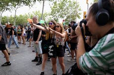 Protestantes de Barcelona disparan a turistas con pistolas de agua