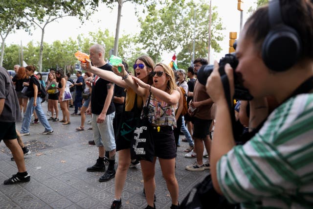 <p>Una multitud de casi 3.000 personas se manifiesta contra la afluencia de turistas en Barcelona </p>