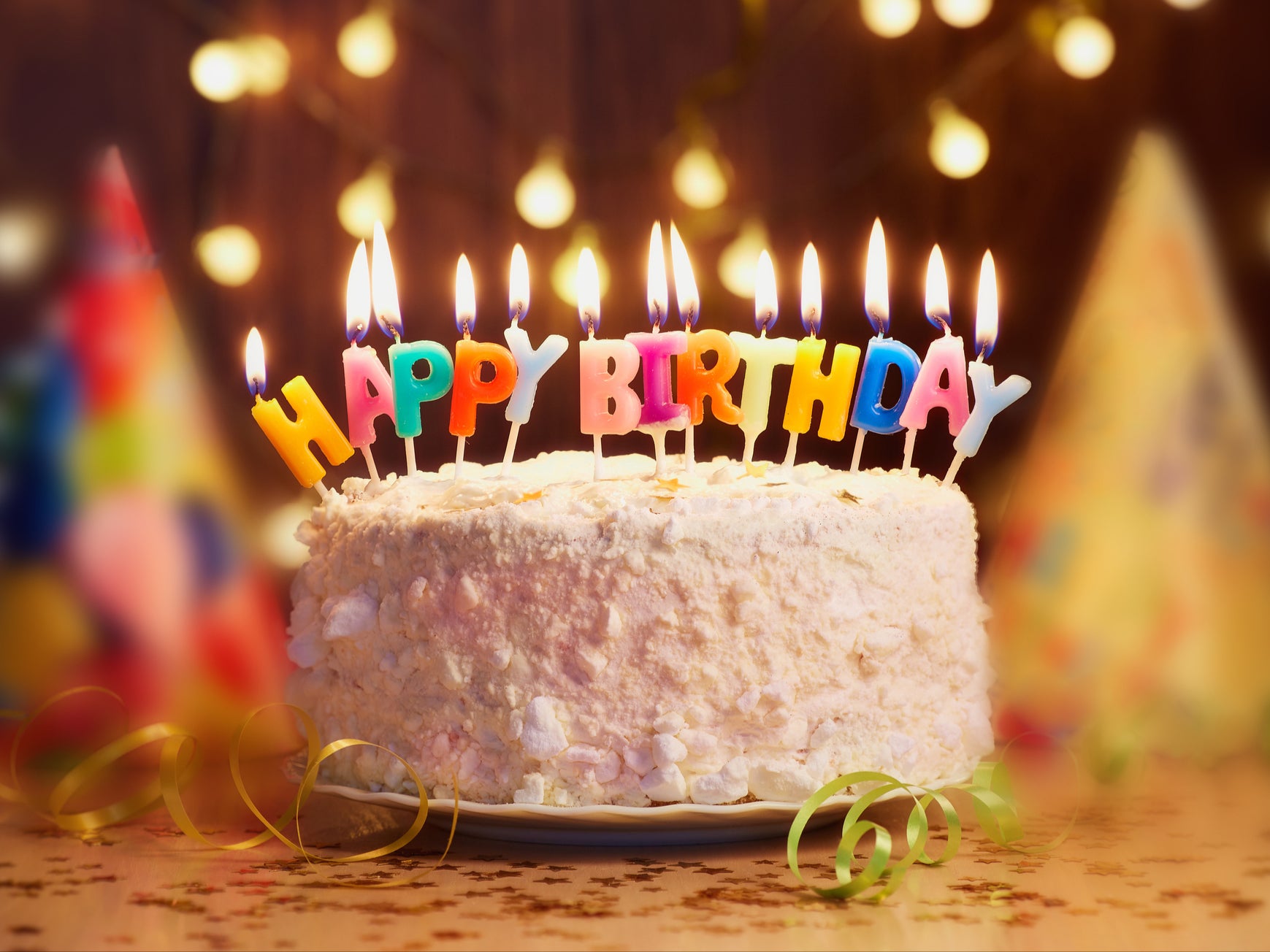 Un pastel de cumpleaños con todas las velas encendidas (Getty Images)