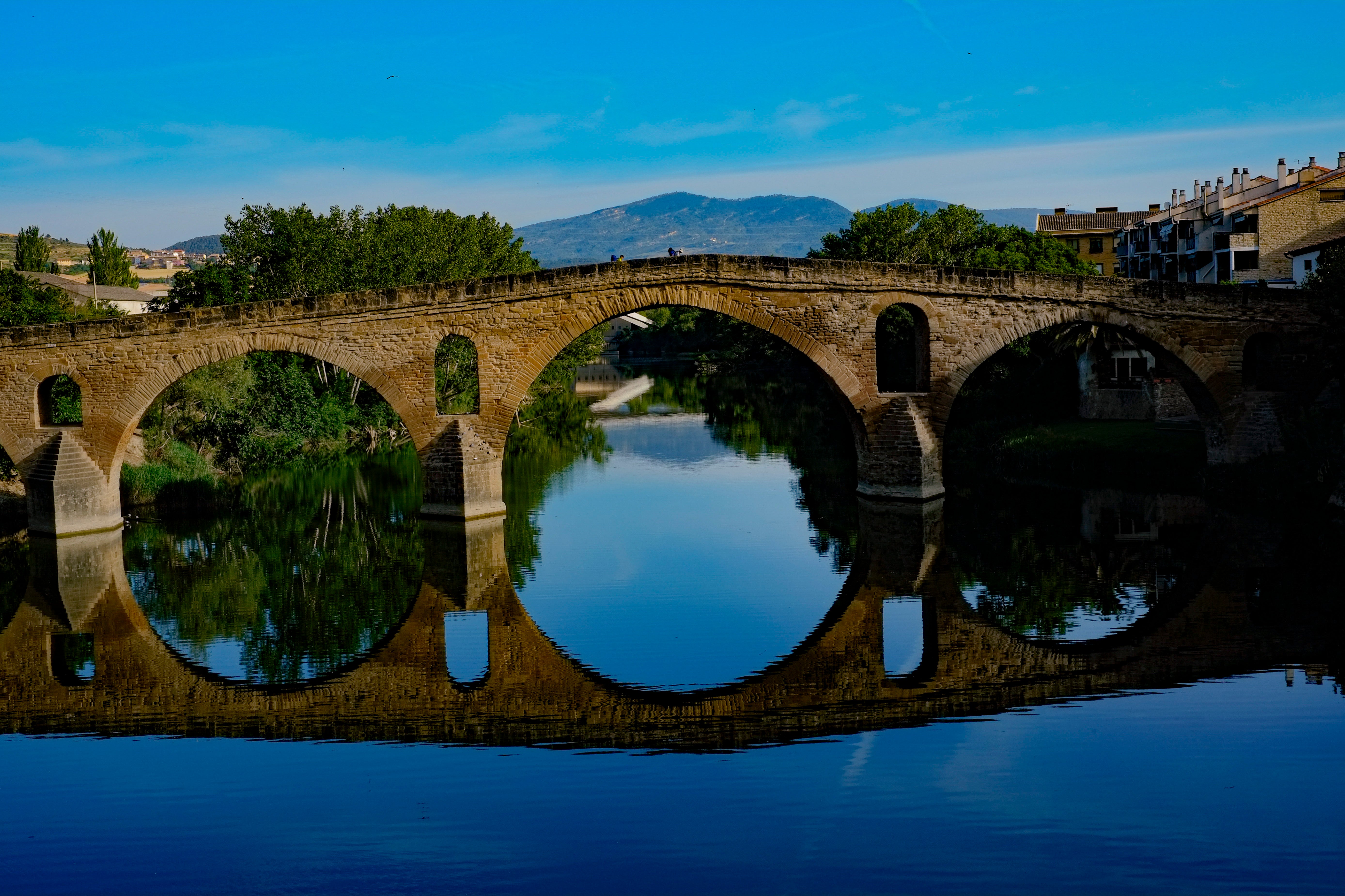 Peregrinos cruzan un puente durante una etapa del Camino de Santiago