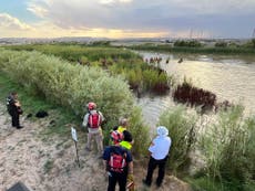 Rescatan a 54 migrantes en el Río Grande, en Nuevo México, EE. UU.