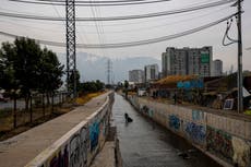 Frío y hambre entre carpas: una radiografía de la vida en las calles de Chile