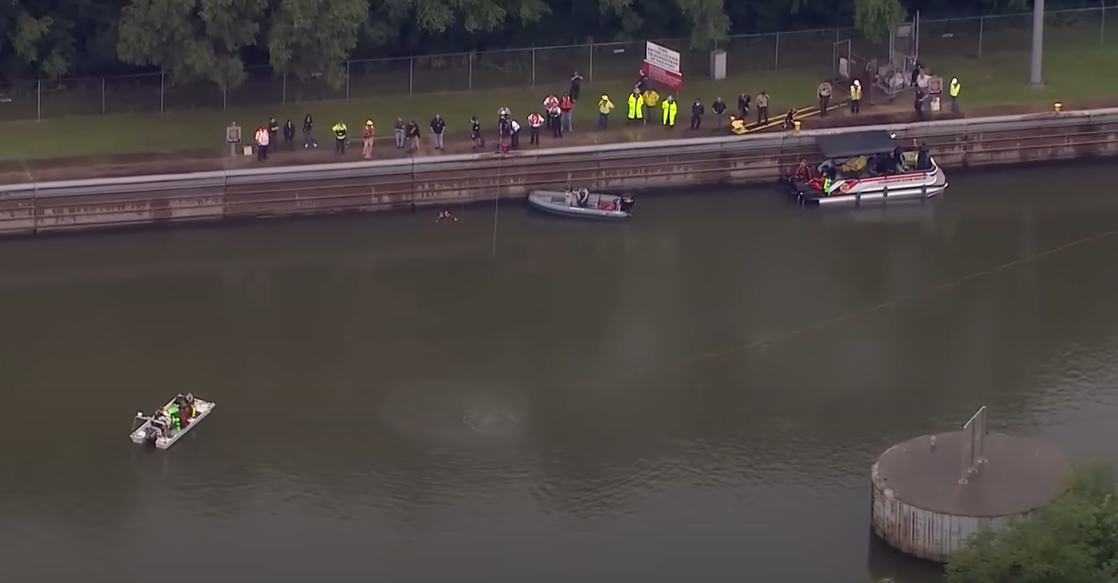 Las autoridades buscaron en el río Des Plaines después de que se encontraran imágenes de video del coche dirigiéndose al agua