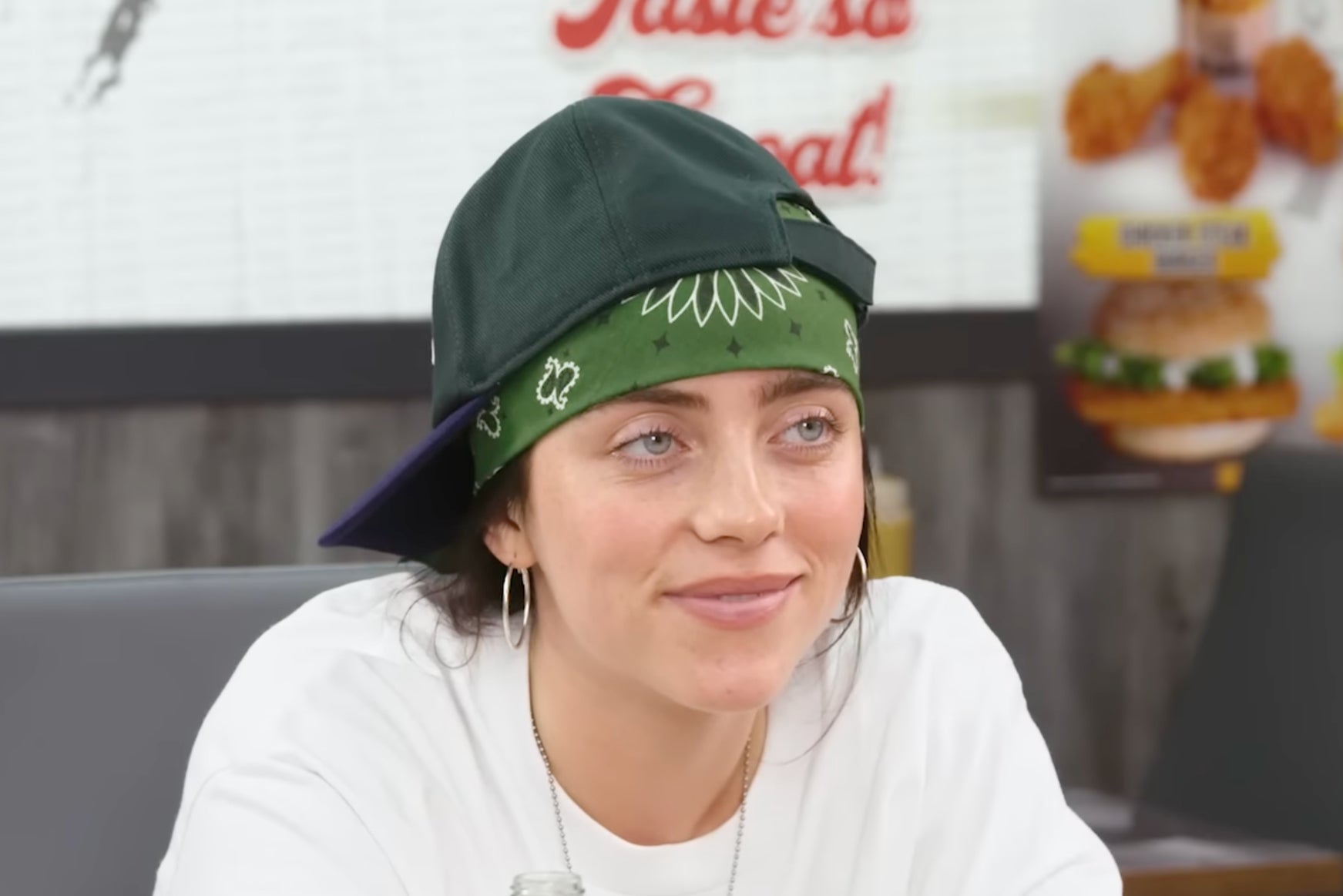 Billie Eilish coquetea con Amelia Dimoldenberg en ‘Chicken Shop Date’