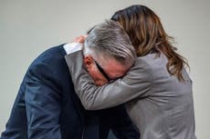 Esto es lo que se vivió en la sala del tribunal cuando se desestimó el caso contra Alec Baldwin