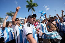 Colorida y ruidosa fiesta de argentinos y colombianos en antesala de final de Copa América