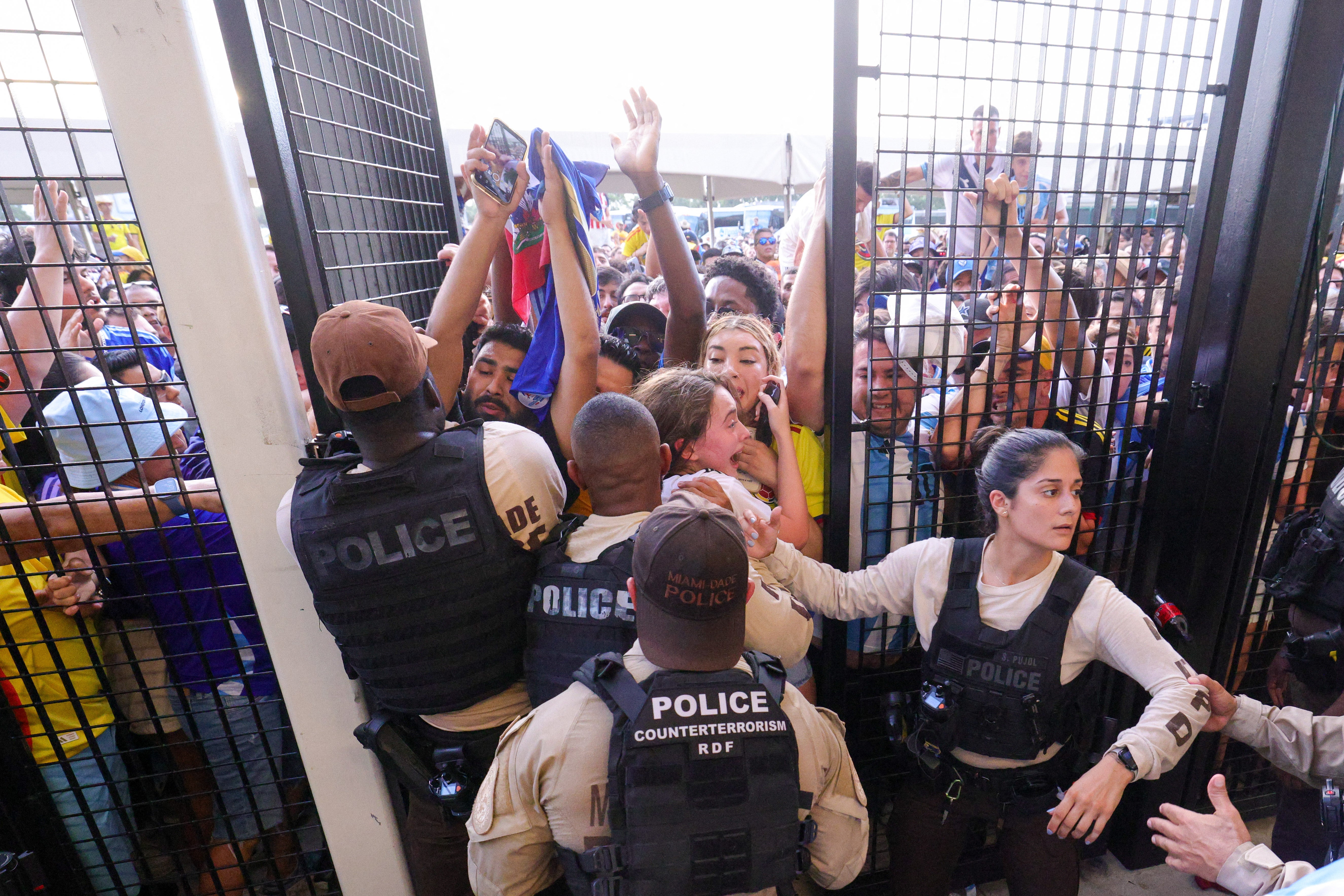 Los aficionados se abalanzaron sobre las puertas. Se produjo un caos después de que se abrieran algunas puertas de acceso y se volvieran a cerrar rápidamente