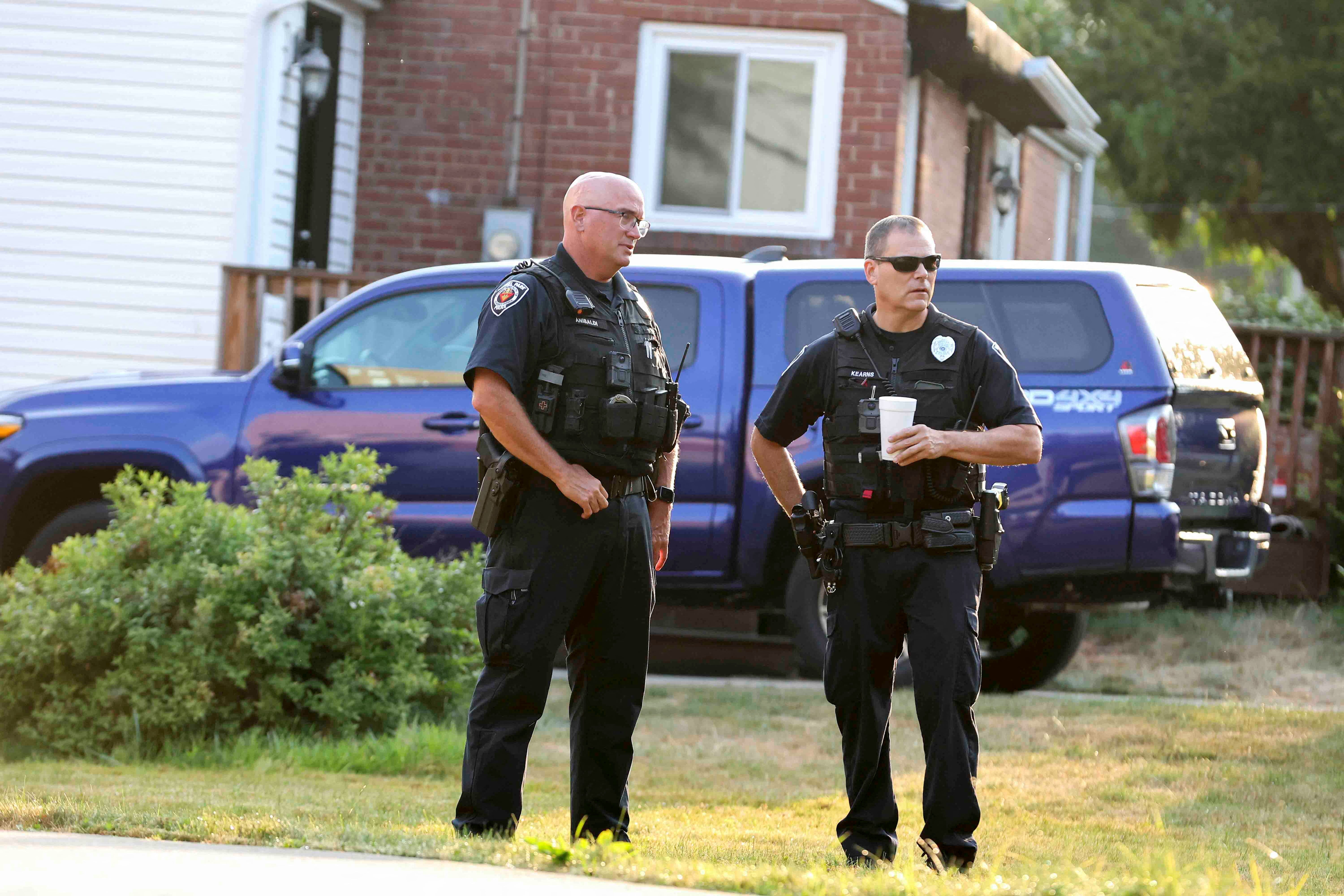 Agentes de policía de Bethel Park en la casa de Thomas Matthew Crooks (20)