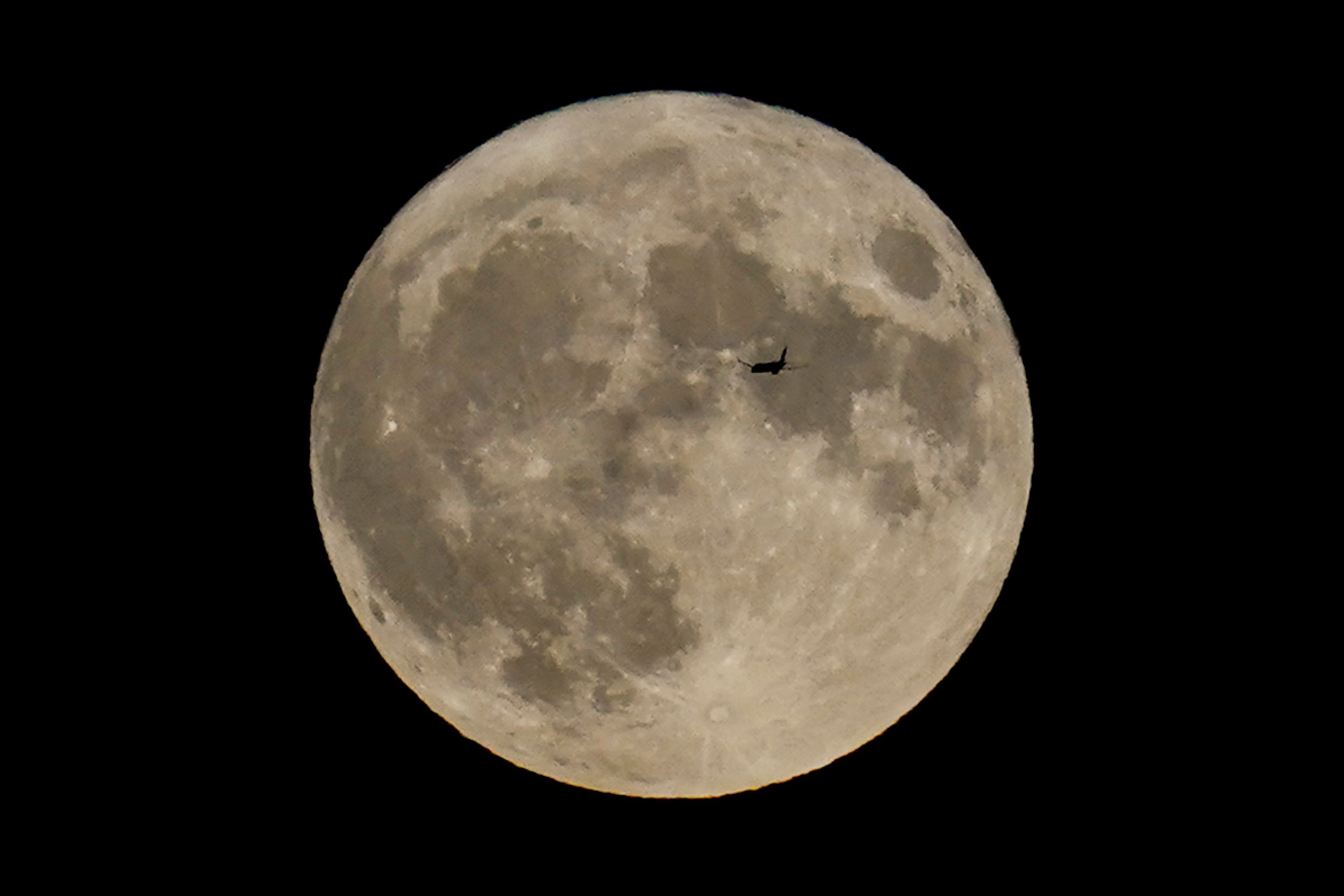 Cuevas en la superficie de la luna