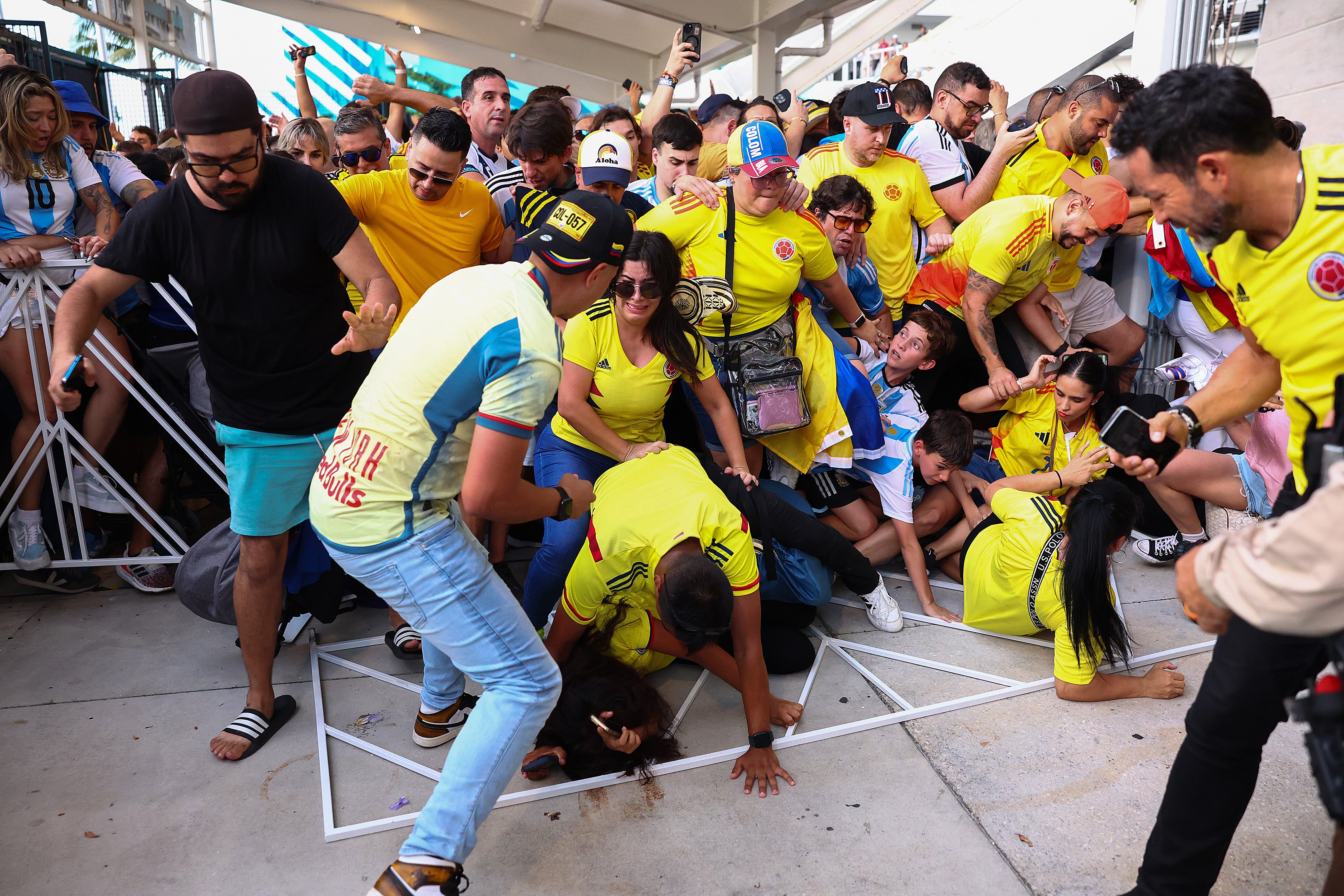 Aficionados de Colombia y Argentina se abren paso a la fuerza a través de las rejas del Hard Rock Stadium