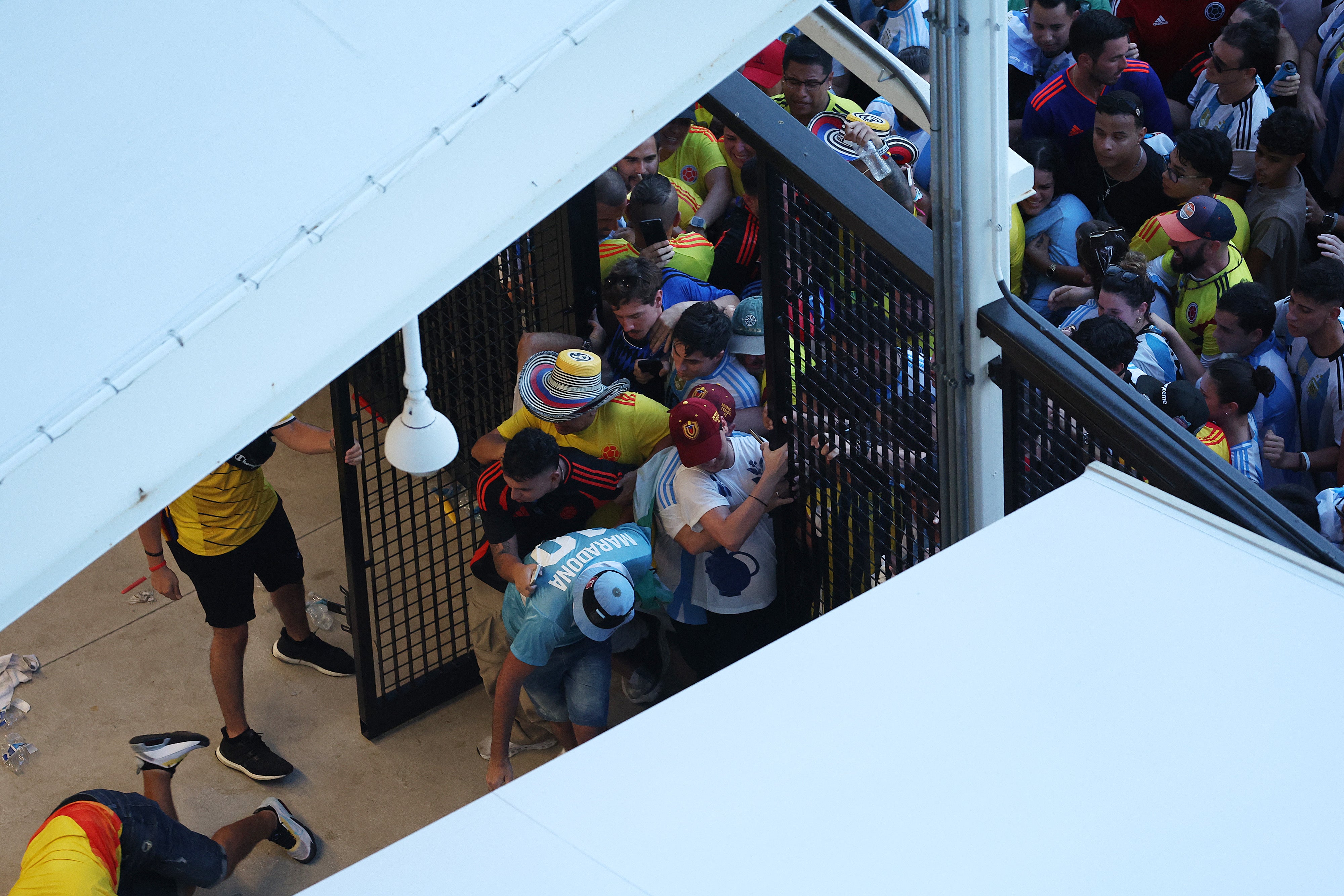 Grandes masas de aficionados intentan entrar en el estadio