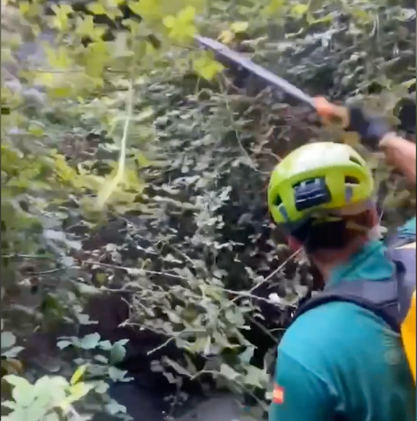 Video proporcionado por la Guardia Civil española en el que aparecen algunos de los rescatistas que hallaron los restos del turista británico