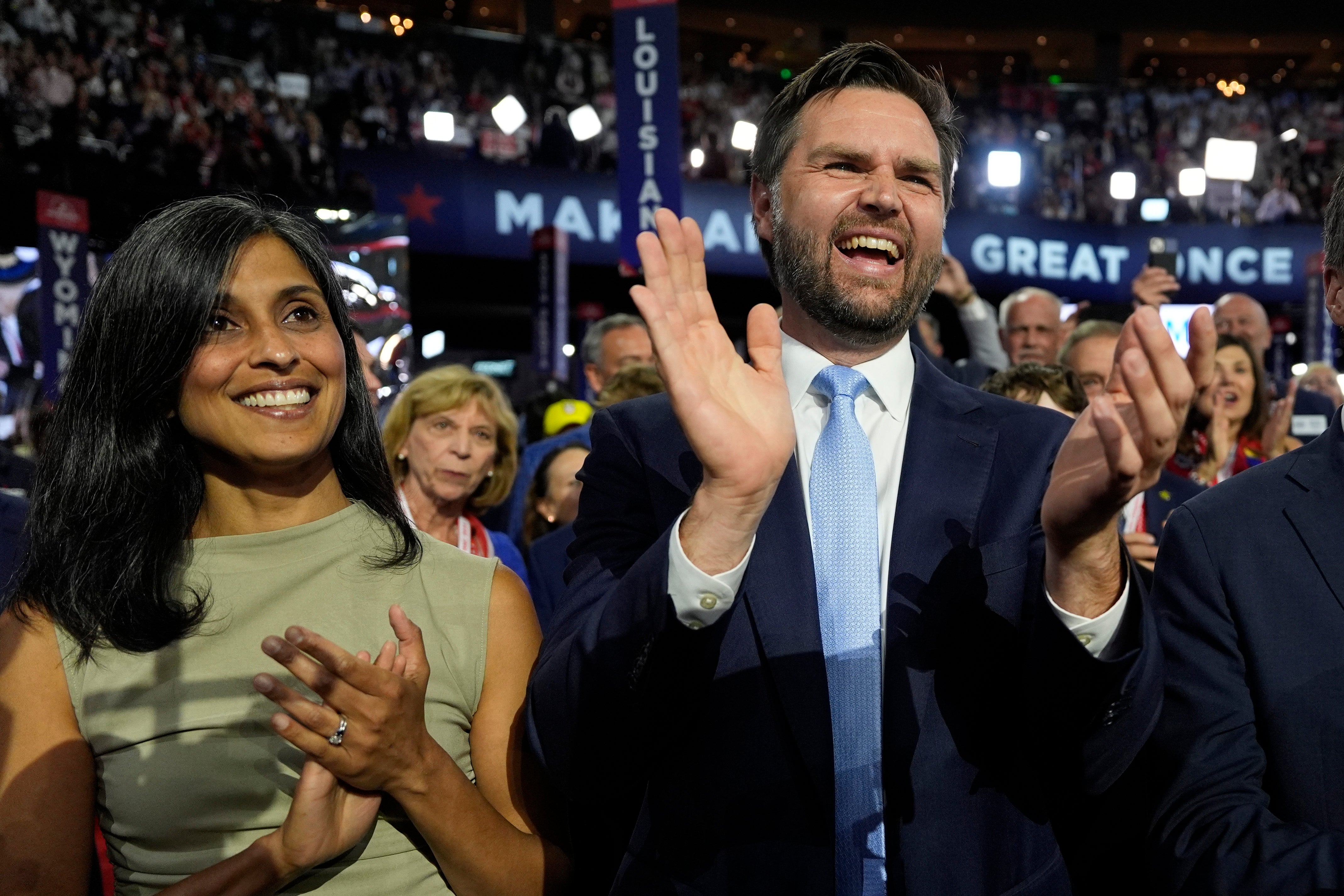 J. D. Vance junto con su esposa, Usha Vance