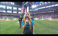 Llueven críticas a cantante que entonó el himno nacional de EEUU en el Home Run Derby