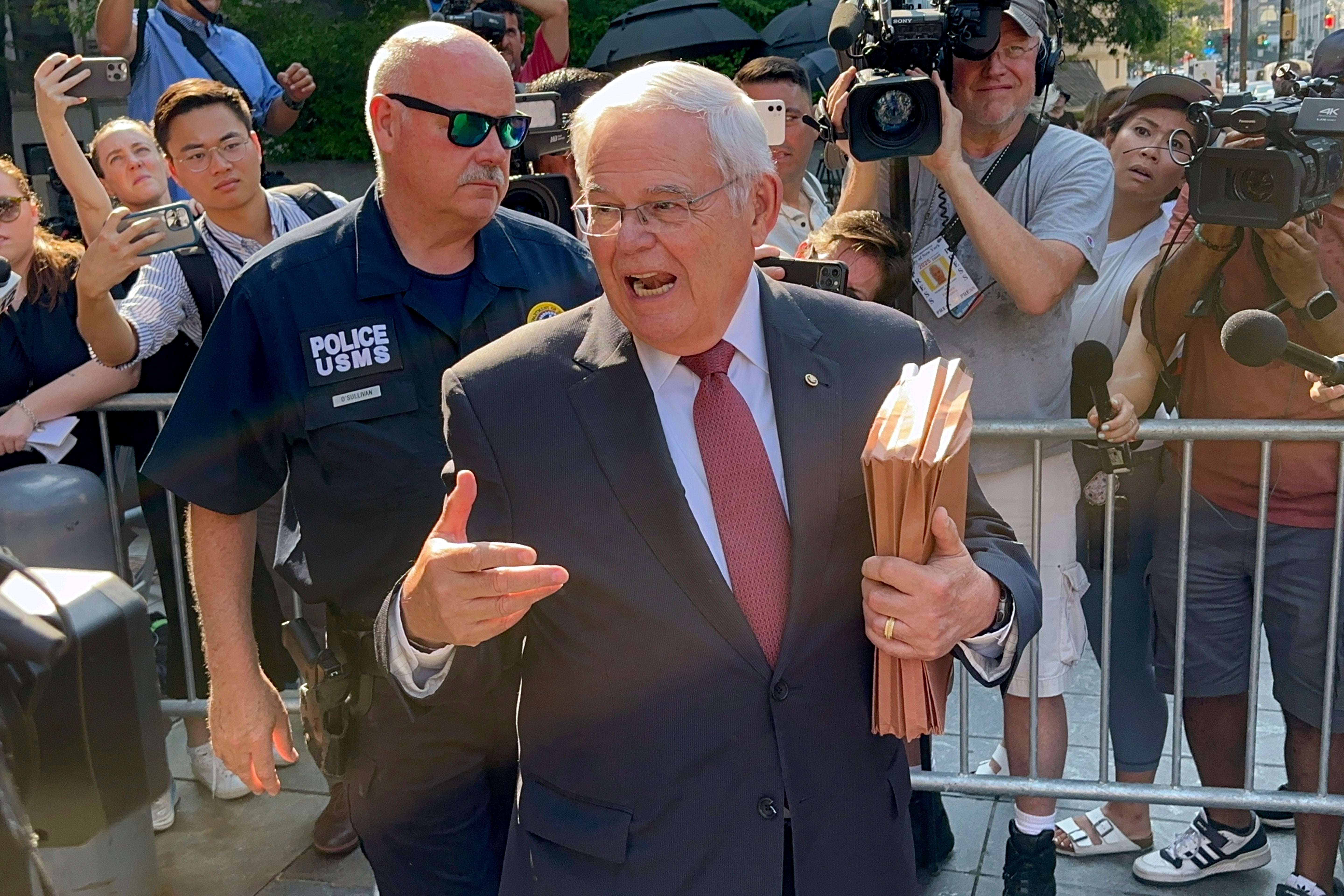 El senador de Nueva Jersey Bob Menéndez llega al tribunal federal el 16 de julio de 2024 para la lectura del veredicto