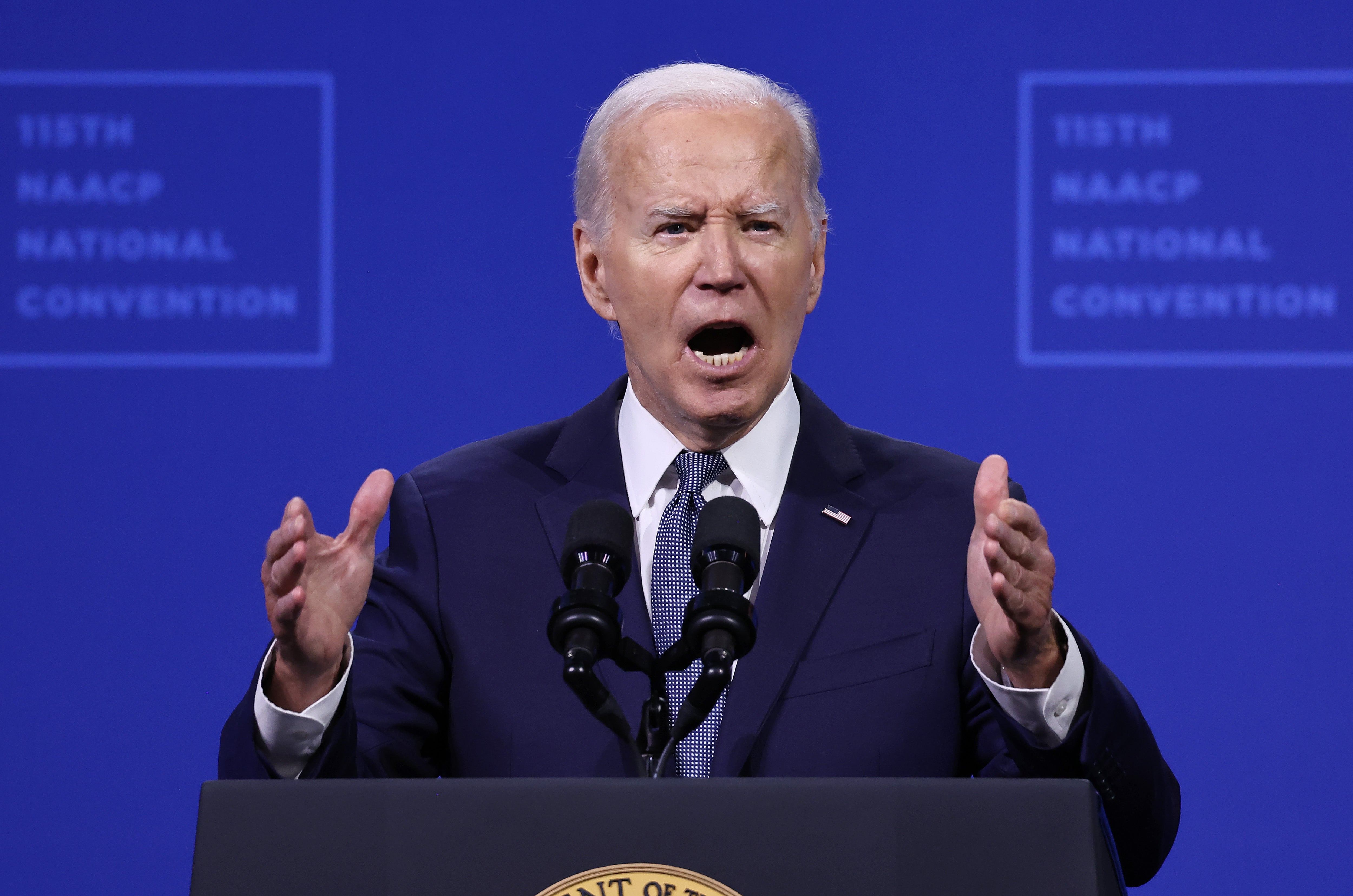 El presidente estadounidense Joe Biden habla en la 115ª Convención Nacional de la NAACP en el Centro de Convenciones Mandalay Bay el 16 de julio de 2024 en Las Vegas. Biden declaró en una entrevista publicada el 17 de julio que abandonaría la candidatura presidencial si un médico le diagnosticara una enfermedad grave