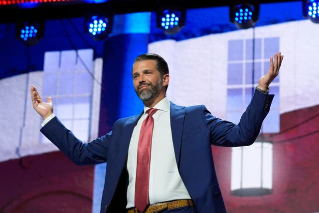 <p>Donald Trump Jr. pronuncia un discurso en la ConvenciÃ³n Nacional Republicana. El dueÃ±o de un restaurante confrontÃ³ a Trump Jr. durante su pÃ³dcast  â€˜Triggeredâ€™    y alegÃ³ que habÃ­a perdido clientes por su apoyo al expresidente </p>