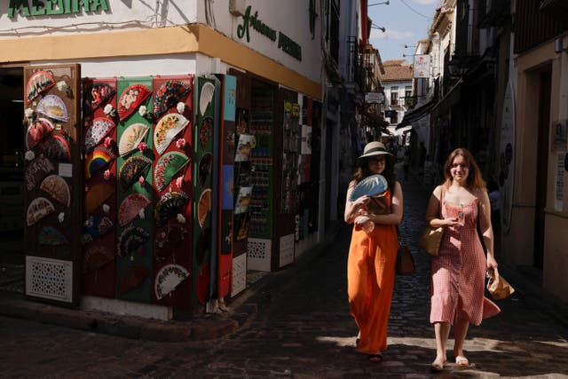 <p>Una turista se abanica para refrescarse mientras pasea bajo un sol inclemente en el centro de Córdoba, al sur de España. El país se encuentra en estado de alerta por las altas temperaturas</p>