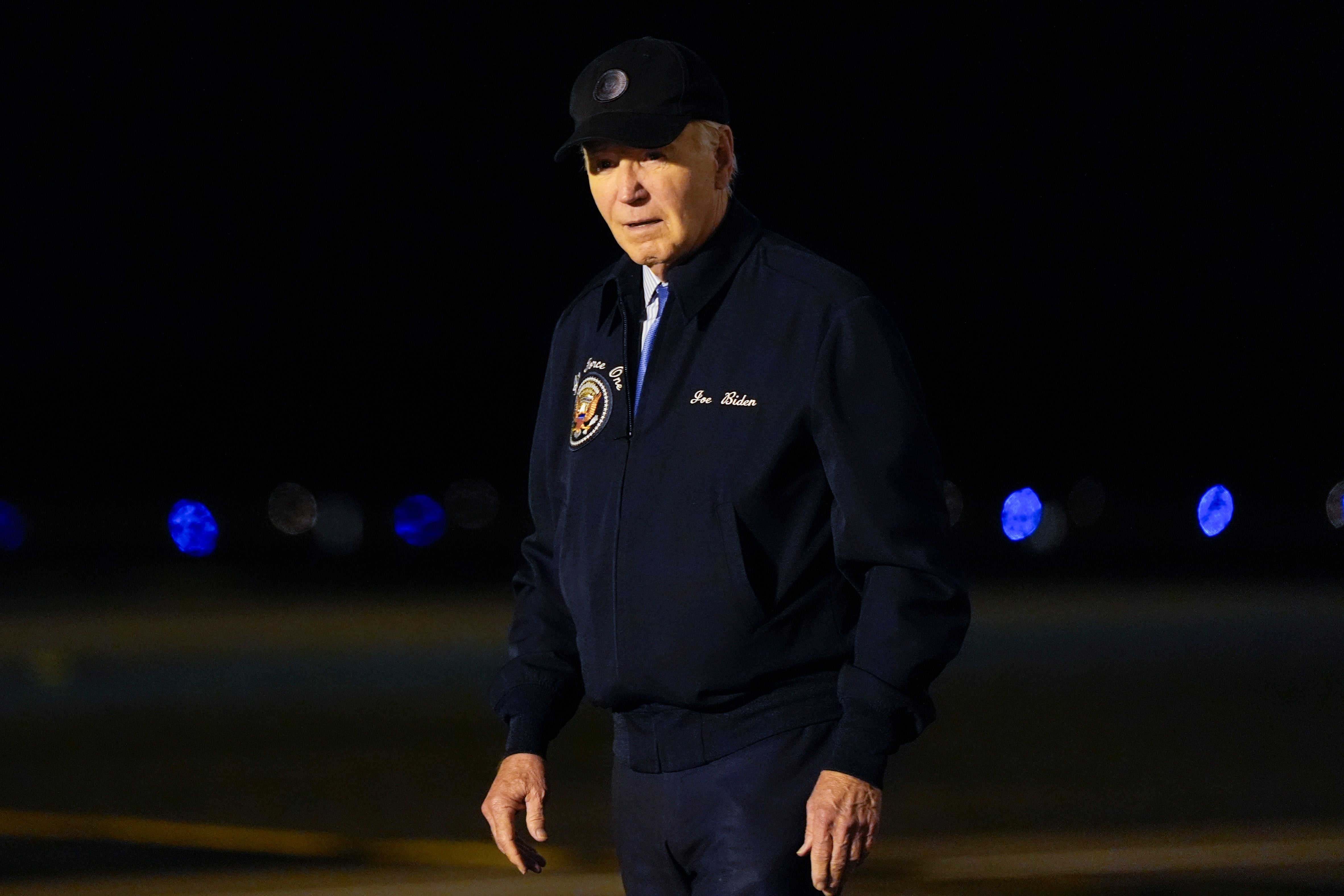 El presidente Joe Biden baja del Air Force One en Delaware tras dar positivo por covid-19 el 17 de julio