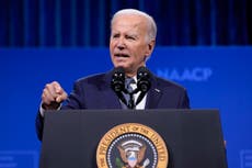 Biden sigue teniendo síntomas leves a causa del COVID-19, dice su médico