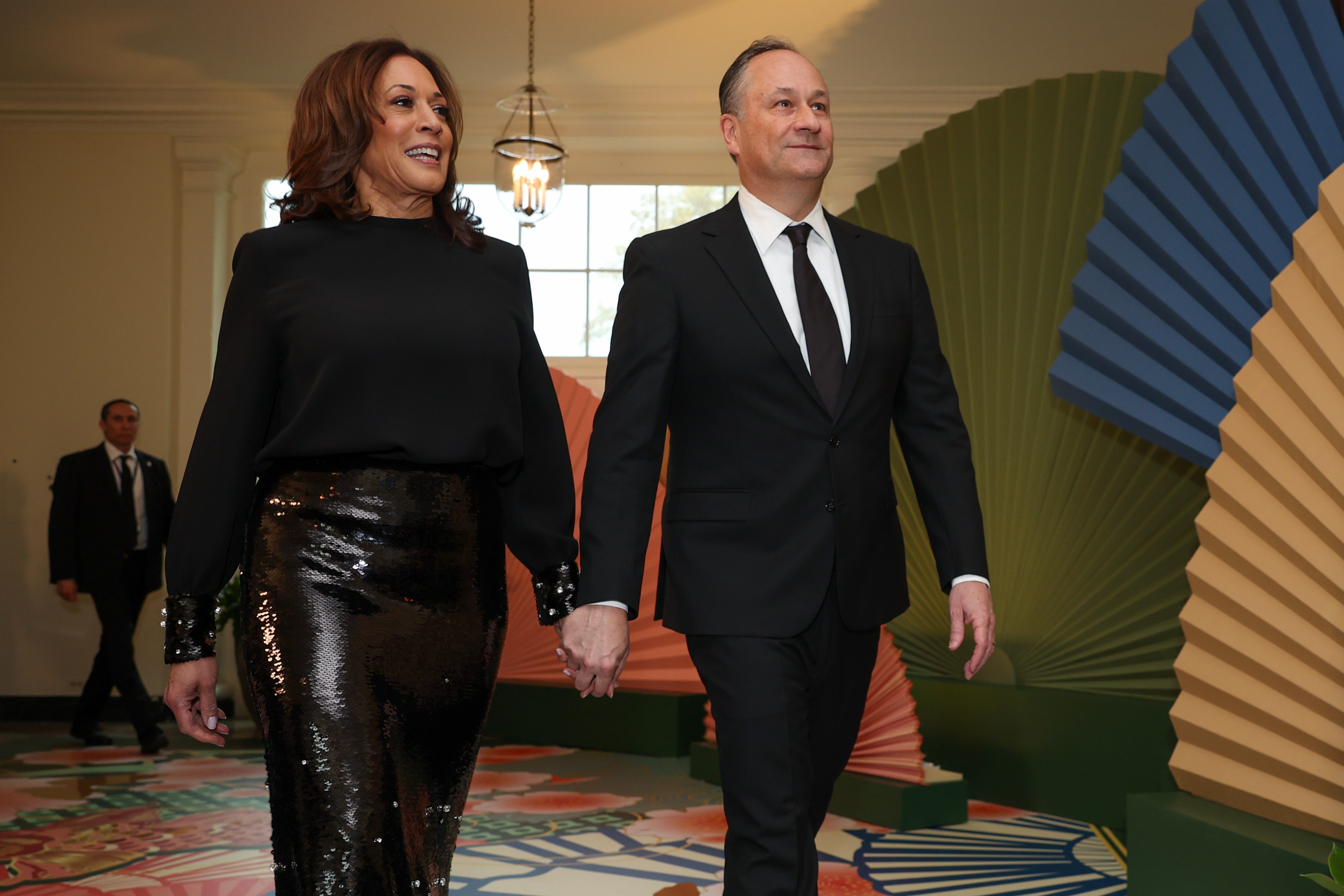 Kamala Harris y Doug Emhoff llegan a la Casa Blanca para una cena de Estado el 10 de abril de 2024, en Washington, D. C.