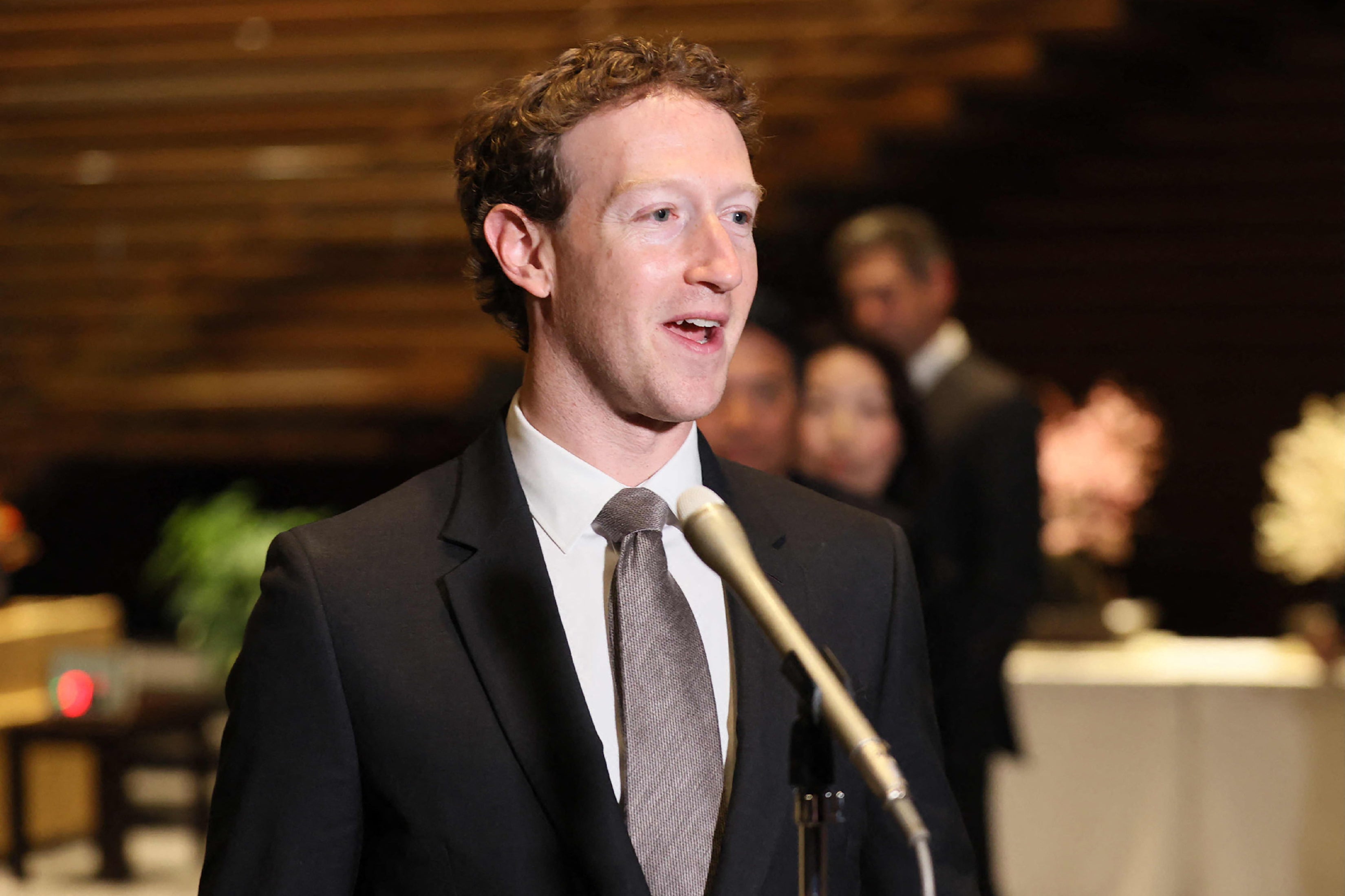 Mark Zuckerberg, a quien se fotografió en febrero de 2024 mientras hablaba con un grupo de periodistas en la oficina del primer ministro japonés durante su visita a Tokio, ha decidido no apoyar a ningún candidato en las elecciones presidenciales de este año