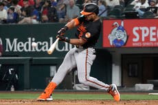 Santander aporta 2 de los 4 jonrones de Orioles, que aplastan 9-1 a Rangers